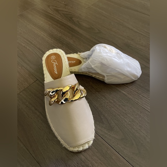 NIB ** Slipper shoes with gold chain accessories - Picture 3 of 5